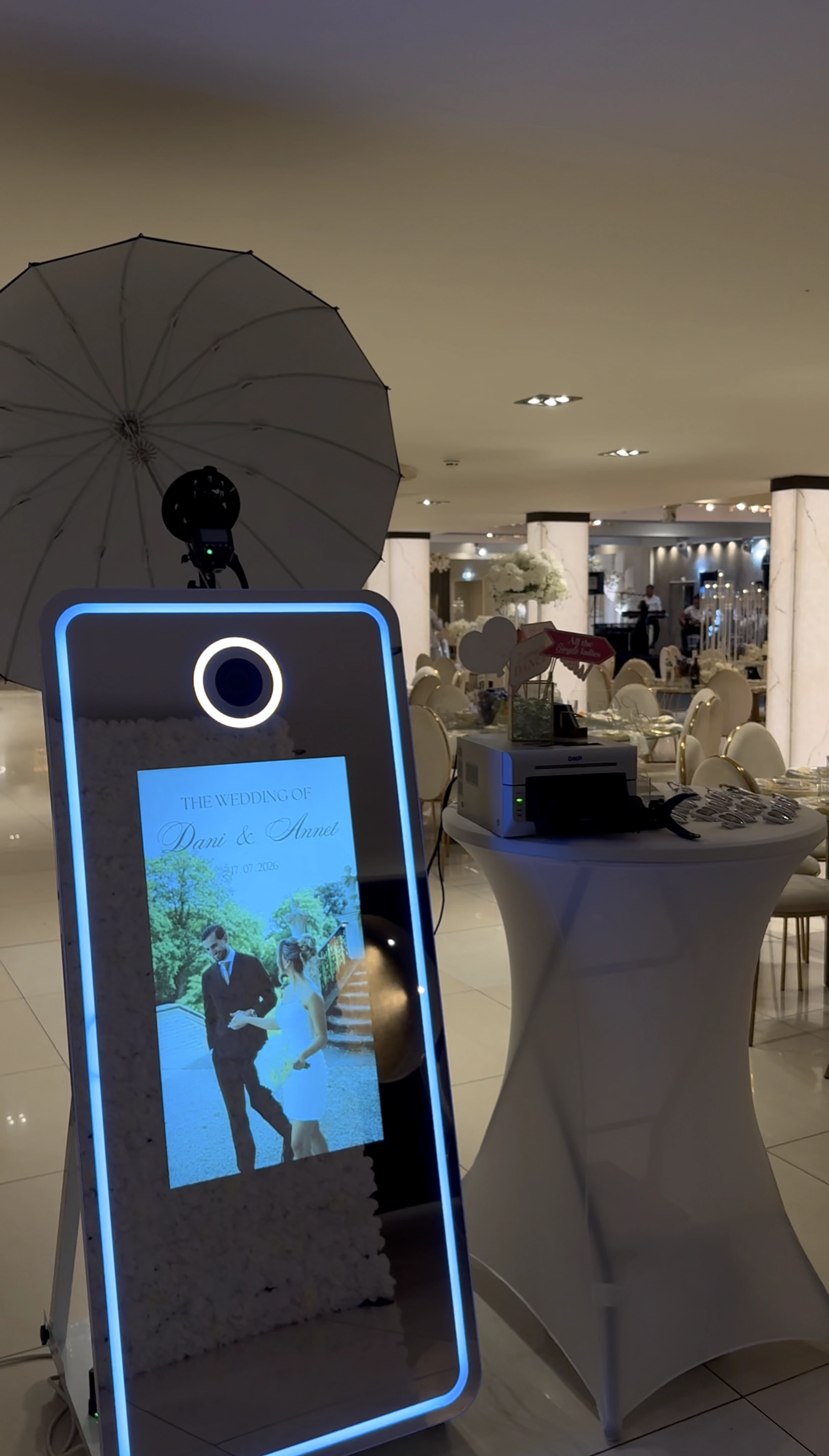 Norella Mirror Booth met gepersonaliseerd startscherm, printer en volledige opstelling in een trouwzaal