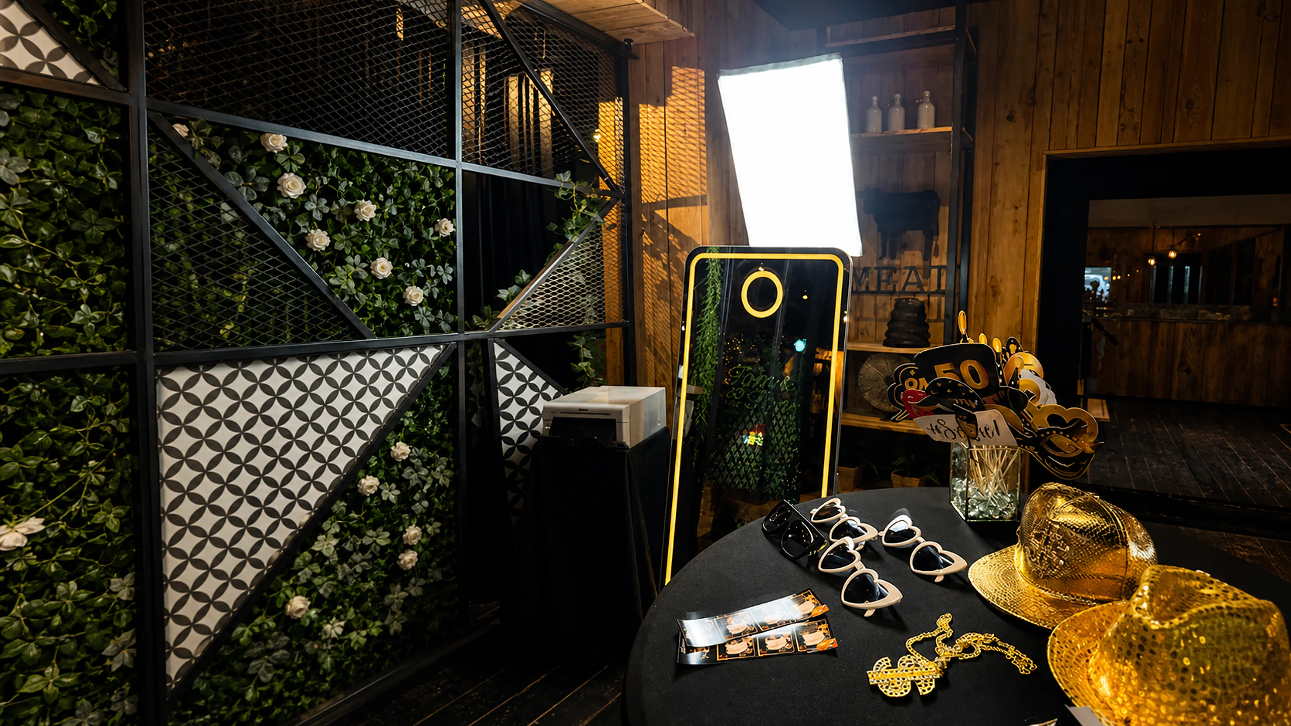 Norella photobooth met props, gouden details en event styling